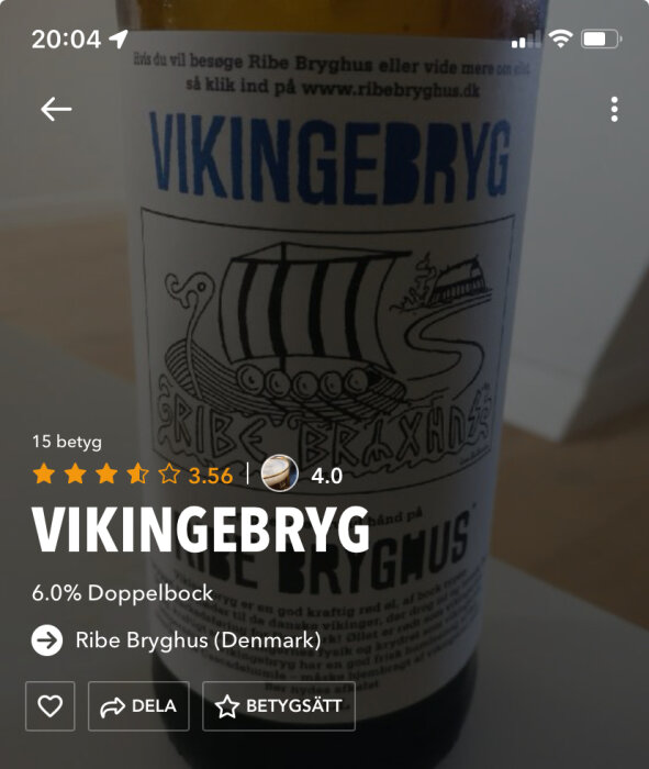 Flaska med etikett från Ribe Bryghus, "Vikingebryg", en dubbelbock-öl. Etiketten pryds av en tecknad vikingabåt.