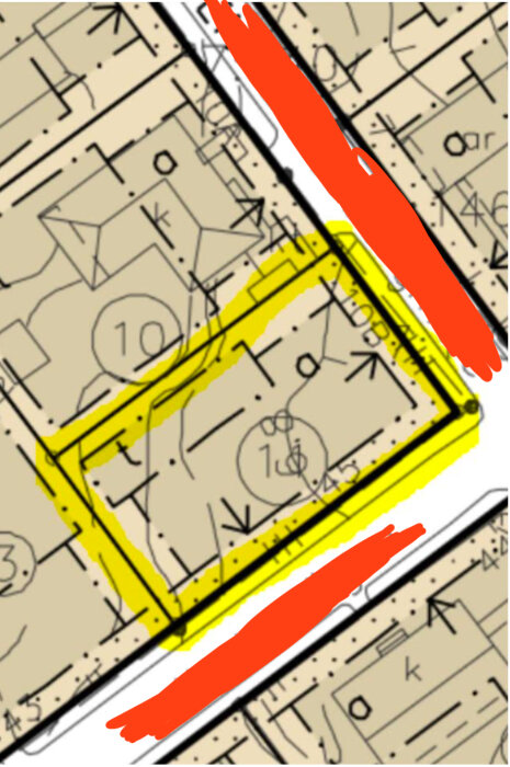 Karta över tomt med markerade husytor i gult och röda områden för garage, visar byggplaner för nytt tvåplanshus och garagelösning.