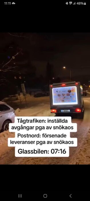 Glassbil på snötäckt väg med text om försenad tågtrafik och leveranser på grund av snökaos.