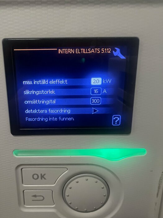 Digital display för intern eltillsats med inställningar; max effekt 2 kW, säkring 16 A, omsättningstal 300, fasordning ej funnen.