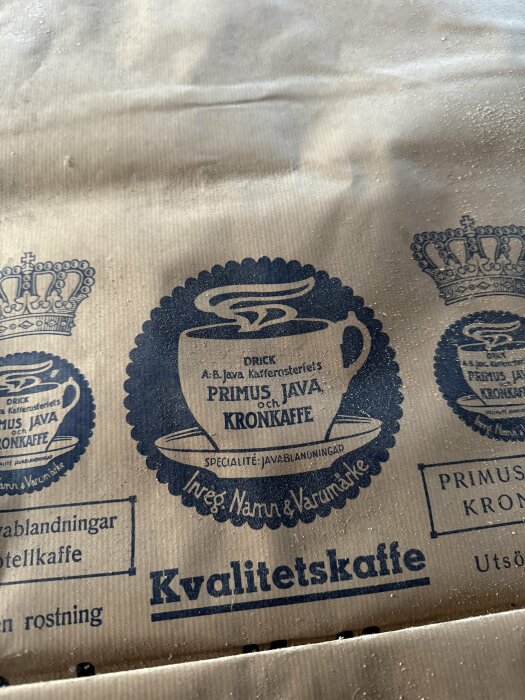 Gammal kaffepåse med texten "Primus Java och Kronkaffe" samt detaljerade kronor tryckta, hittad i en lanthandel.