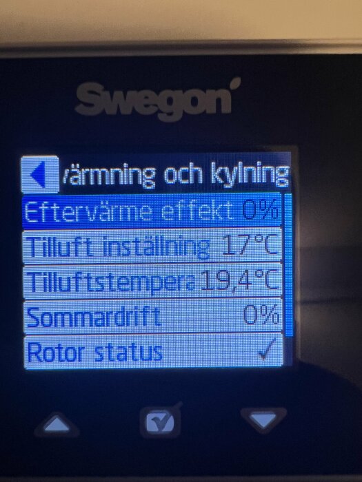 Kontrollpanel för ventilationssystem visar tilluftsinställning på 17°C och aktuell tilluftstemperatur på 19,4°C, med eftervärme effekt på 0%.