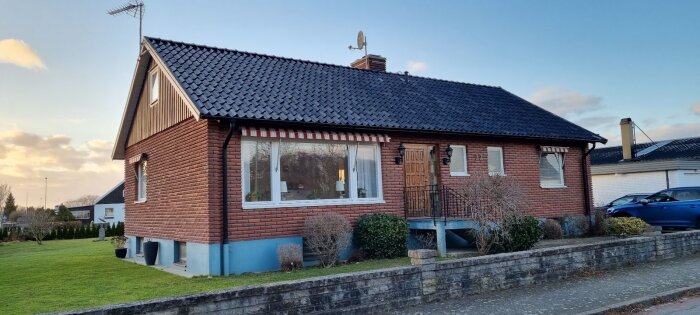 Rött tegelhus från 1968 med brant tak i Kristianstad, ska genomgå omfattande renovering och utbyggnad enligt projektplan.