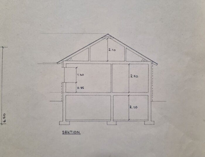 Arkitektritning av huset tvärsnitt med mått för varje våningsplan, inklusive plan för renovering med ändring av takvinkel och höjning av takhöjd.