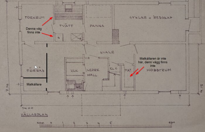 Ritning över källarplan med markerade väggar som inte finns samt matnischens korrekta placering. Omfattar torkrum, hobbyrum och förvaringsutrymmen.