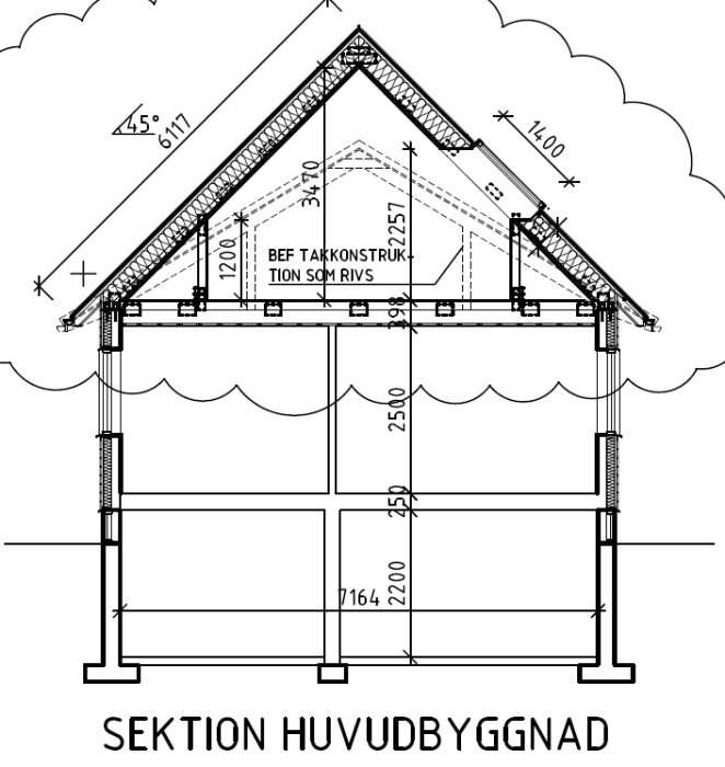 Konstruktionsritning av hussektion med befintlig takkonstruktion som rivs, mått och vinklar visas.