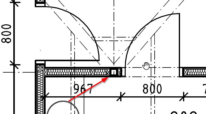 Byggritning med våningsplan och dörrar markerade, pil pekar på specifik detalj.