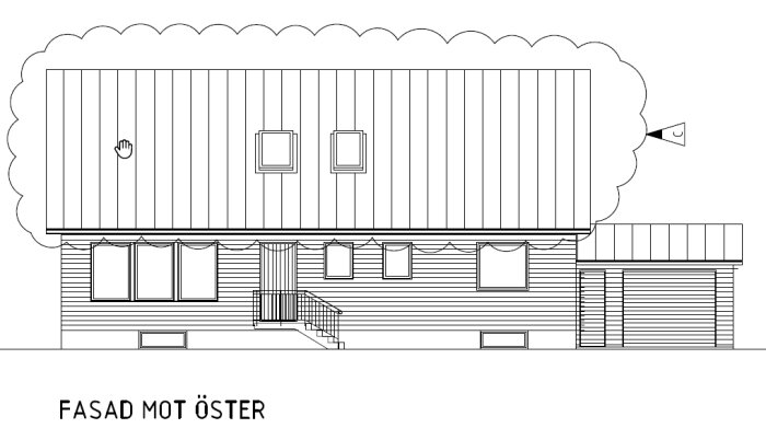 Ritning av husets östra fasad med liggande panel, två takfönster och sadeltak, del av renoverings- och utbyggnadsprojekt i Kristianstad.