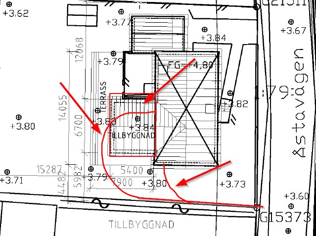 Ritning med omdragna fjärrvärmeledningar i rött, som nu går runt terrass och byggnadens gavel istället för genom tillbyggnaden.