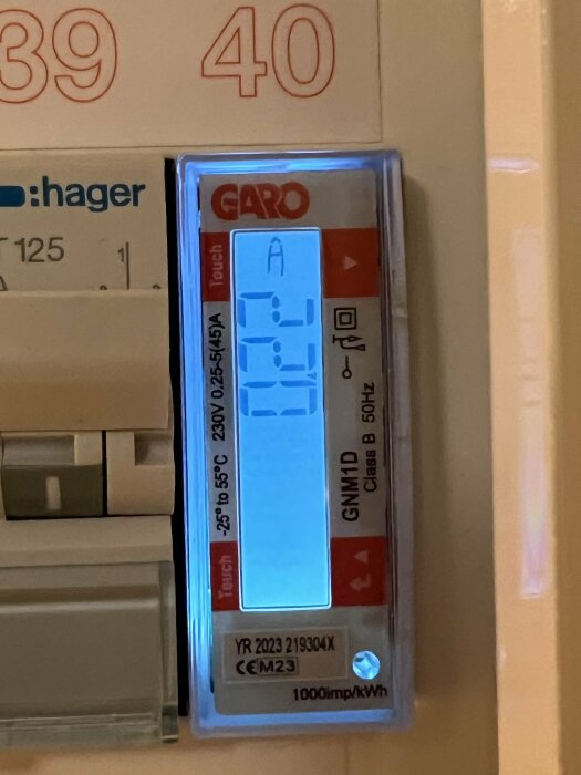 Display på en Garo el-mätare som visar en ström på 0,24A i ett elektriskt system.