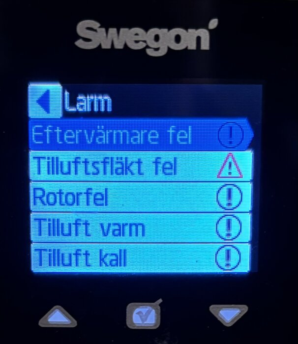 Kontrollpanel från Swegon visar larm: "Eftervärmare fel", "Tilluftsfläkt fel", "Rotorfel", "Tilluft varm", "Tilluft kall".