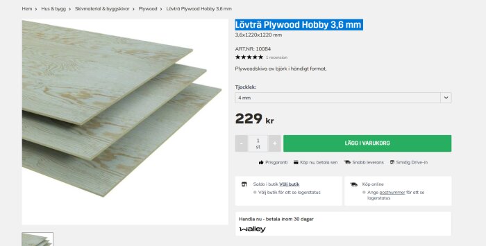 Bild av lövträ plywood Hobby 3,6 mm tillgänglig i storleken 1220x1220 mm, med priset 229 kr, visad med tre skivor i olika vinklar.