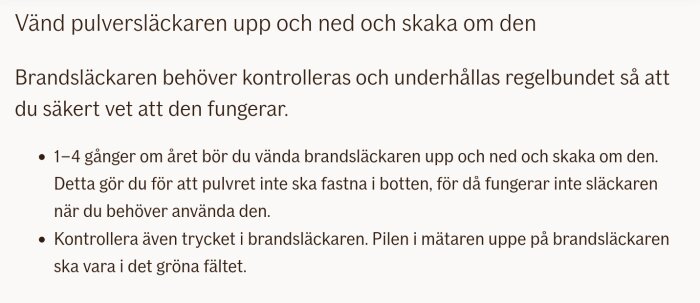 Instruktioner för att underhålla en brandsläckare genom att vända den upp och ner, skaka den och kontrollera trycket regelbundet.