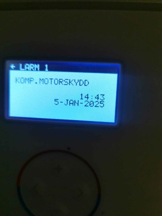 Skärm som visar larmmeddelande "Komp. motorskydd" på en luft/vattenvärmepump, med tid 14:43 och datum 5 jan 2025.