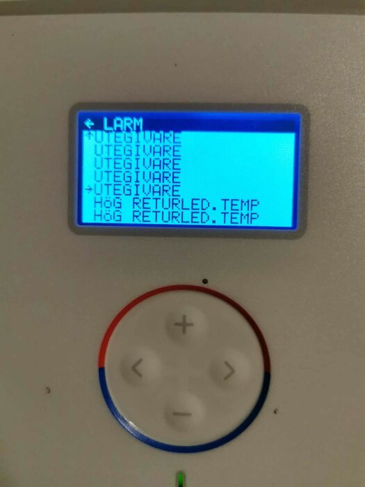 Larmdisplay på luft/vatten pump visar felmeddelanden "UTEGIVARE" och "HÖG RETURLED. TEMP". Reglage med röd och blå markering syns under displayen.