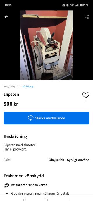 Elektrisk slipsten med ställning, rött skydd och drivrem, placerad mot en röd vägg i ett inomhusutrymme.