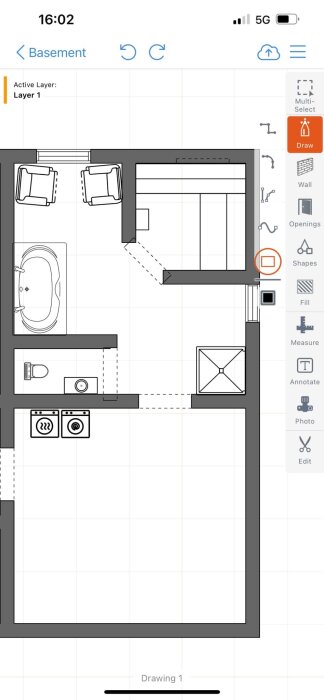 Ritning över källarvåning med planerade rumsplaceringar: badkar, toalett, tvättmaskin, dusch, bastu, och relaxrum i olika delar av utrymmet.