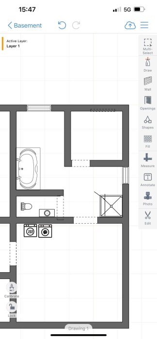 Planritning av källarvåning med badkar, wc, tvättmaskin, och bastu. Visar rumsindelningar och placering av sanitetsutrustning.