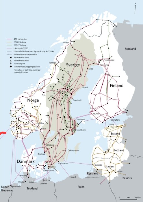 Karta över Sveriges transmissionsnät med ledningar, kraftstationer och kopplingspunkter markerade i olika färger och symboler.