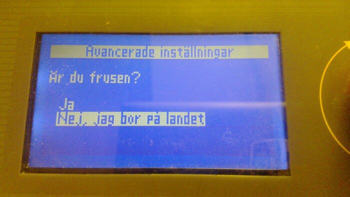 Skärm med avancerade inställningar för värmepump, visar texten: "Är du frusen? Ja / Nej, jag bor på landet.