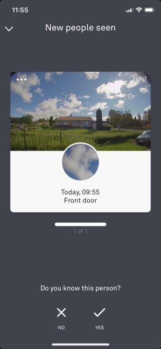 Övervakningsbild av ett hus och trädgård under en molnig himmel med Nest-system och en fråga om identifiering av en person.