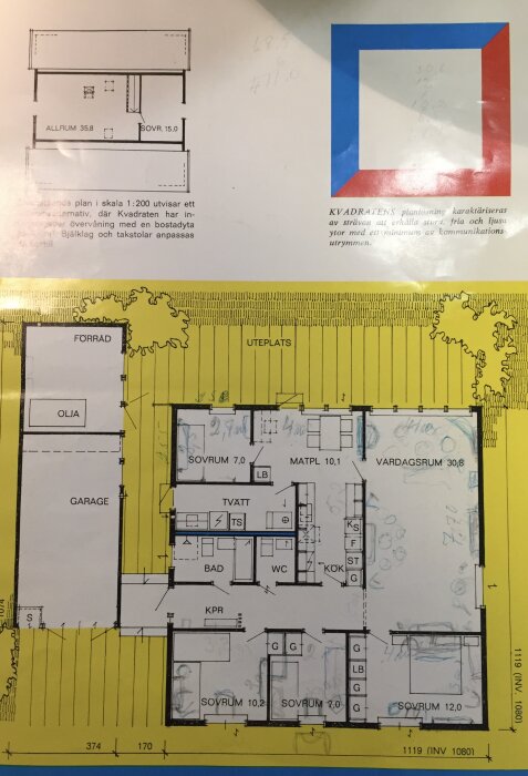 Planskiss av ett hus på 110 kvm med flertalet sovrum, vardagsrum, kök, badrum, tvättstuga, garage och förvaringsutrymmen i ett kvadratiskt upplägg.