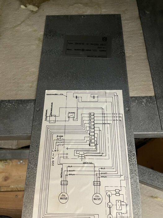 Kopplingsschema för alliansfläkt med detaljerade anslutningar för motorer och varvtalsregulator, innehållande 220V ledningsdragning och terminaler.