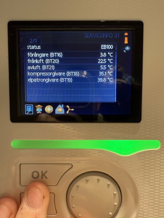 Display på en frånluftsvärmepump visar olika temperaturer och status.