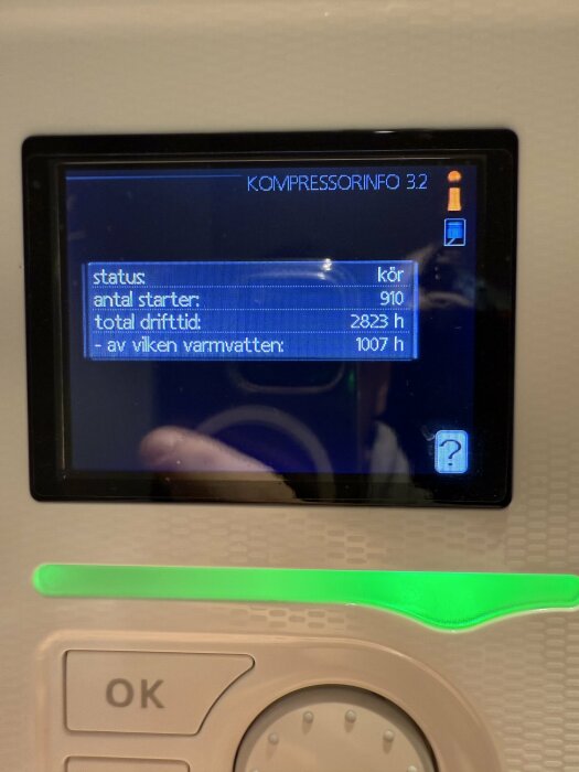 Skärm på Nibe F370 frånluftsvärmepump visar status, antal starter (910), total drifttid (2823 h), och tid för varmvatten (1007 h).
