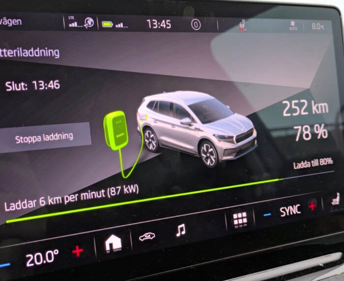 Bilden visar en bils laddningsskärm som indikerar 252 km räckvidd vid 78% batterinivå och en laddningshastighet på 6 km per minut.