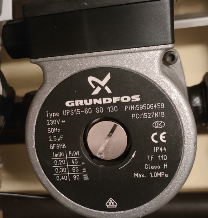 Bild på en Grundfos cirkulationspump modell UPS15-60 S0 130 med märkning för spänning, frekvens och kapacitans.