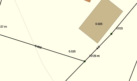 Kartbild som visar fastighetsgränser med olika noggrannhet: horisontell linje 0.025m, linje från SV till NO 4.5m. Markerade punkter och en byggnad syns.