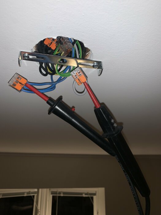 Elektriska kablar och anslutningar i tak utan ström indikerar felsökning av elproblem.
