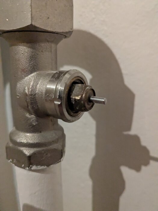 Radiatorventil utan termostat, möjlig typ RAV-20 från Danfoss, monterad på ett rör i ett nyinköpt hus.