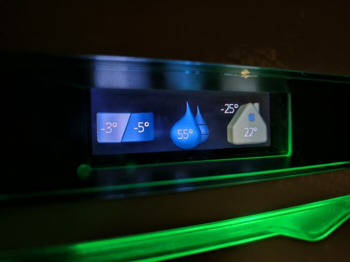 Digital display med olika temperaturer: -3, -5, -25 grader och 22 grader inomhus, samt en symbol för vatten med 55 grader.