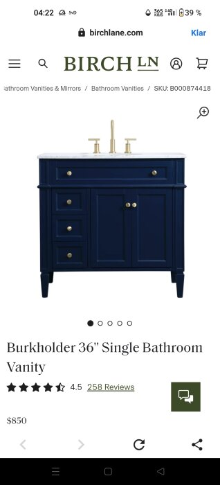 Mörkblå badrumsskåp med vita bänkskiva och mässingskranar, Burkholder 36" Single Bathroom Vanity från Birch Lane, pris $850.