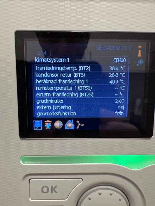 Display av ett klimatsystems kontroller med temperaturavläsningar för framledning och kondensor retur.