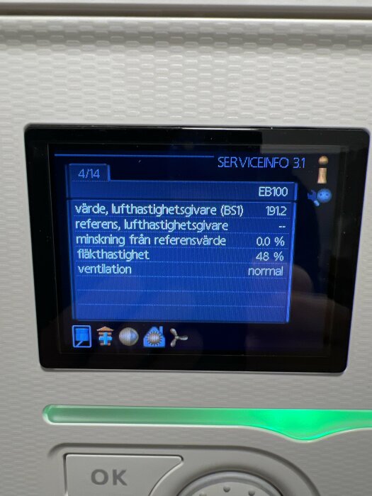 Display av ventilationssystem med serviceinfo och luftflödesvärden.