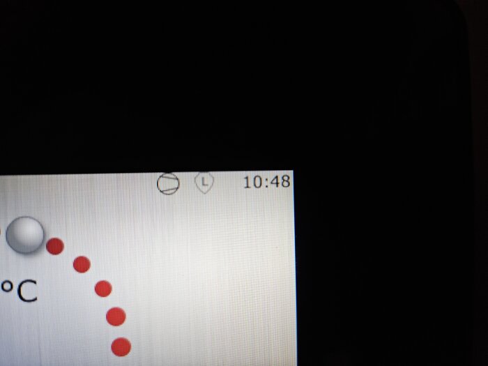 Skärmbild av en display med en symbol "L" bredvid en klocka som visar tiden 10:48.
