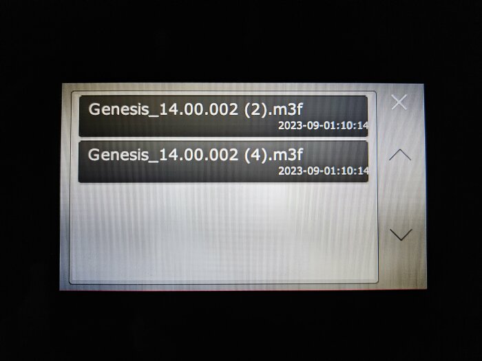 Display på Thermia Atlas visar två filer, Genesis_14.00.002 (2).m3f och Genesis_14.00.002 (4).m3f, med datum 2023-09-01.