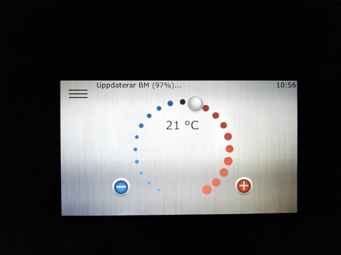 Bild på Thermia Atlas uppdateringsskärm med inställd temperatur på 21°C och en cirkel med blå och röda punkter.