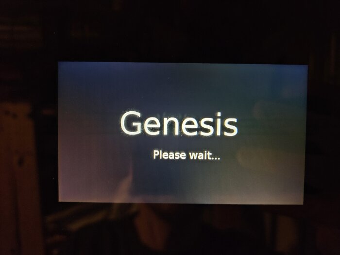 Skärm på Thermia Atlas värmepump som visar uppdateringsmeddelandet "Genesis, Please wait...".