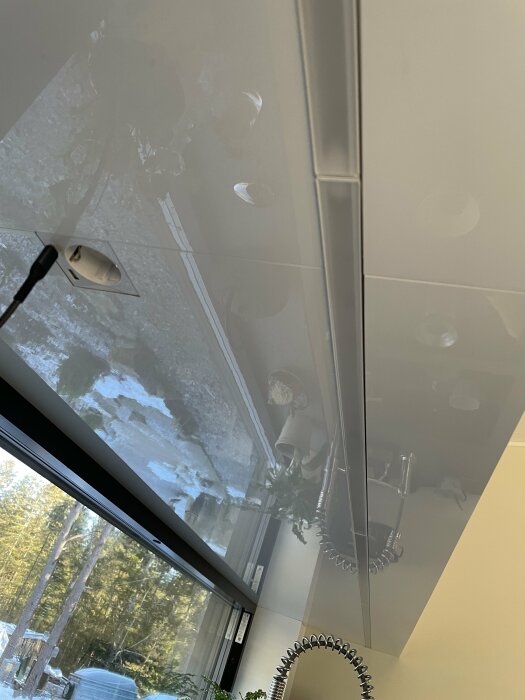 Ikea Dunbar LED-list under köksskåp bredvid Schneider eluttag med USB, reflektioner från fönster synliga.