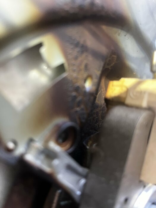 Närbild på inbyggnadsugns fläkt med brännmärken runt motorn.