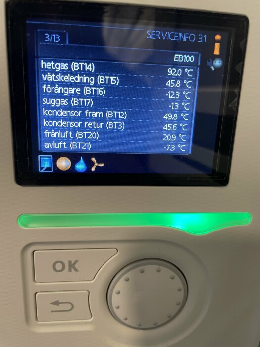 Närbild av värmepumpens statusmeny på en Nibe F730 som visar olika temperaturavläsningar som hetgas, vätskeledning och frånluft.