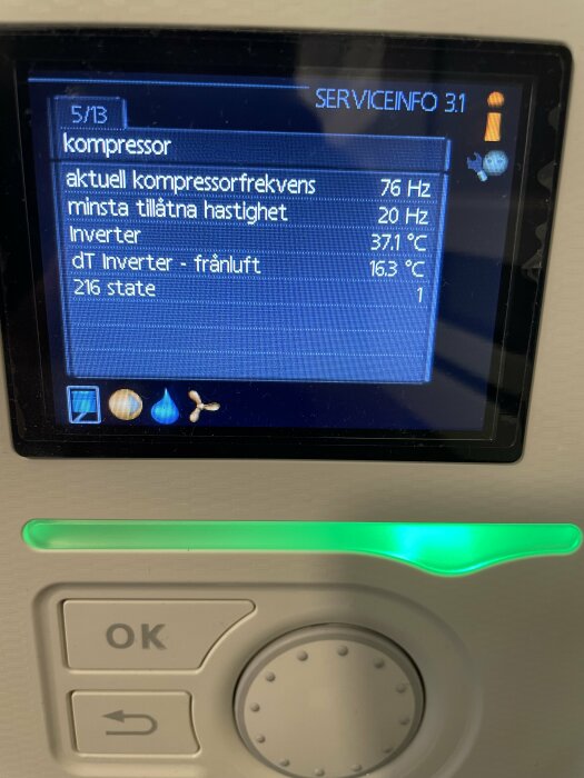 Display på Nibe F730 värmepump visar kompressorstatus, aktuell frekvens 76 Hz, hastighet 20 Hz, invertertemperatur 37,1°C, dT frånluft 16,3°C.