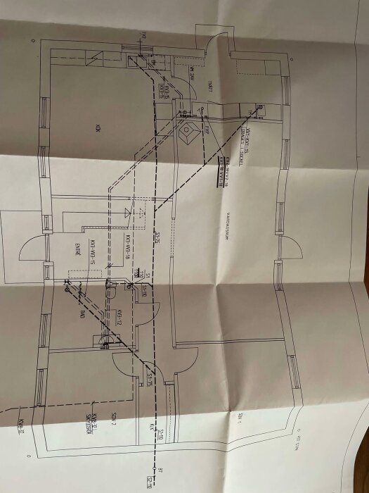 Planritning över vattenledningar under ett handfat som visar kallvattenanslutningar från tvätt till toalett och dusch.