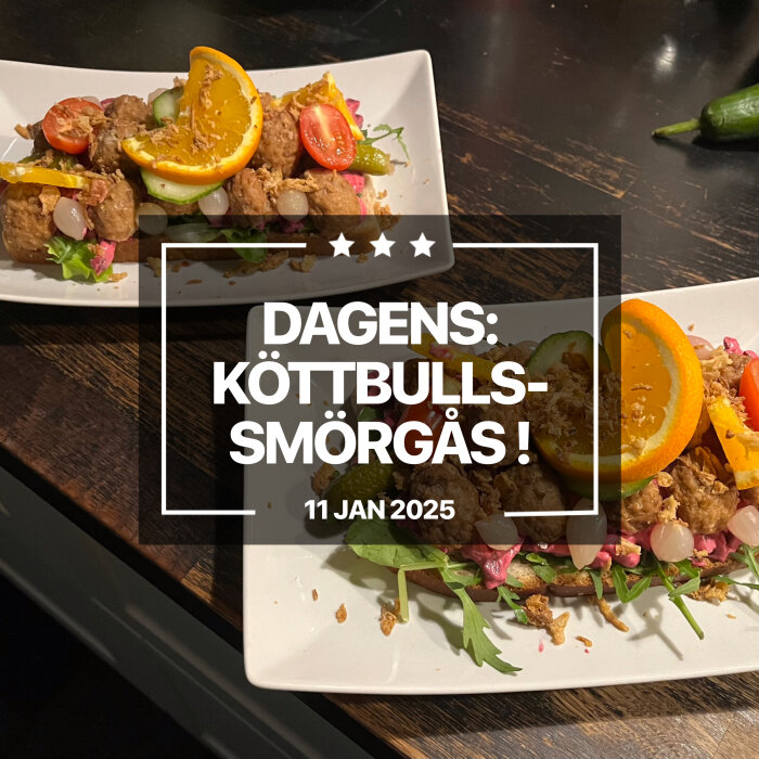 Två köttbullsmackor med tomater, gurka, apelsinskivor och rödbetssallad på vita tallrikar på ett bord, text över bilden: "Dagens: Köttbullssmörgås!
