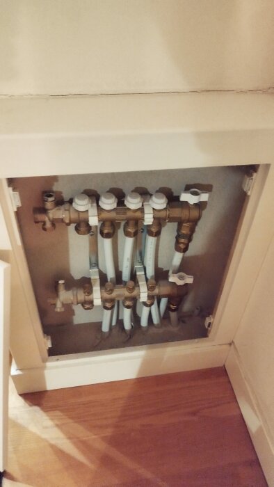 Platsbyggd MDF-låda döljer rörfördelare på övervåningen.