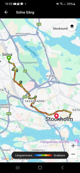 Karta som visar en gångrutt från Solna till Stockholm via Vasastaden och Hagaparken med hastighetsfärgskala längst ner på kartan.